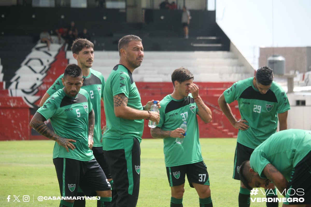 DeportDePrimera's tweet photo. El primer equipo que salió a la cancha estuvo formado por Bonansea, Pereyra, Álvarez, Molina, Olguín, López, Casa, Escalante, González, Watson y Montagna.

El segundo equipo fue Borgogno, Adín, Cáseres, Recalde, Lucero, Jaurena, Pelaitay, Fernández, González, Menéndez y Toloza. https://t.co/TfY4Tysup7