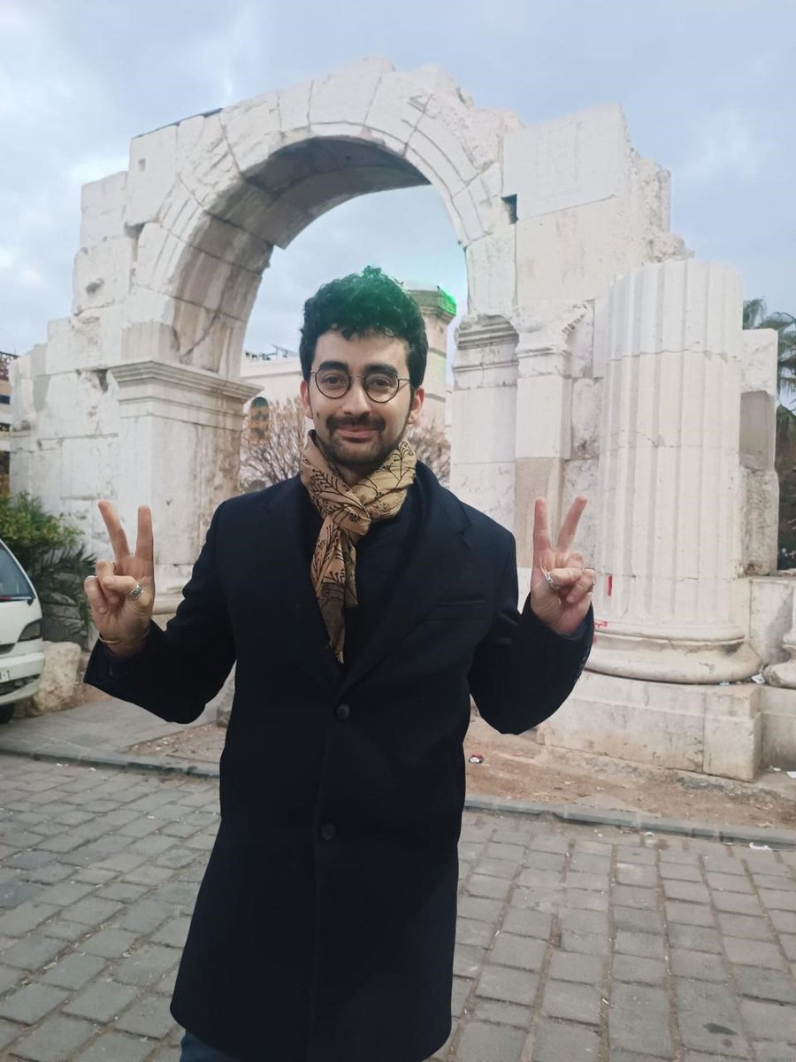 Après 13 ans d'exil, d'éloignement obligatoire de ma mère, de ma ville d'amour, de jeunesse, me voici de retour à Damas. 
Derrière moi: l'arc de triomphe, il date au 2ème siècle, bien avant l'arrivée de la mafia d'Assad au pouvoir. 
Fuck Assad 
#Damas 
#Syrie 
#liberté