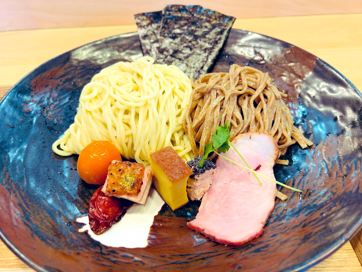 MR_llGarcons's tweet photo. 湯河原初日はしょうゆ���ら☺️

滑らか〜円やか〜🤤
シルキー麺のスープへの溶け出し🤤

金柑に玉子付いてﾏｽ
もちっと小麦詰まってる感じの白🤤
黒は梅なんだな〜
しおつけにドュルルンにしゃぶ

ちょい縮れぼらぁに癒され🤤

らぁ麺 飯田商店 湯河原
しょうゆらぁ麺
つけ麺 しお にぼちゃんらぁ麺割り https://t.co/9wF9eS6g9r