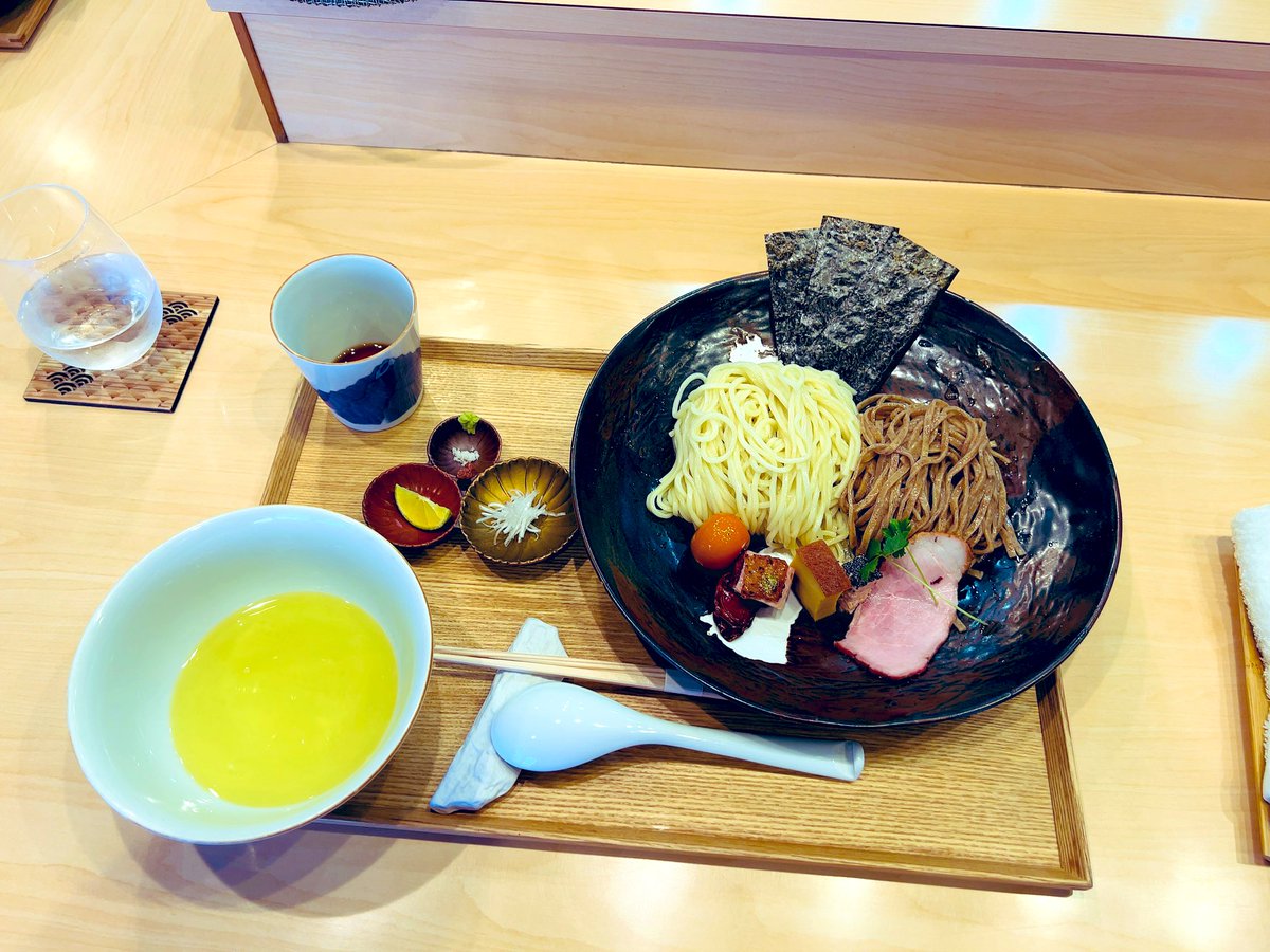 MR_llGarcons's tweet photo. 湯河原初日はしょうゆ���ら☺️

滑らか〜円やか〜🤤
シルキー麺のスープへの溶け出し🤤

金柑に玉子付いてﾏｽ
もちっと小麦詰まってる感じの白🤤
黒は梅なんだな〜
しおつけにドュルルンにしゃぶ

ちょい縮れぼらぁに癒され🤤

らぁ麺 飯田商店 湯河原
しょうゆらぁ麺
つけ麺 しお にぼちゃんらぁ麺割り https://t.co/9wF9eS6g9r