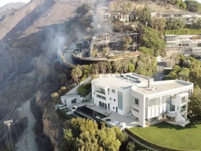 ultimocolinesio's tweet photo. La mansión de Tom Hanks sobrevive el fuego de Los Angeles . 

¿Reacción? https://t.co/hj6kSGpVmP