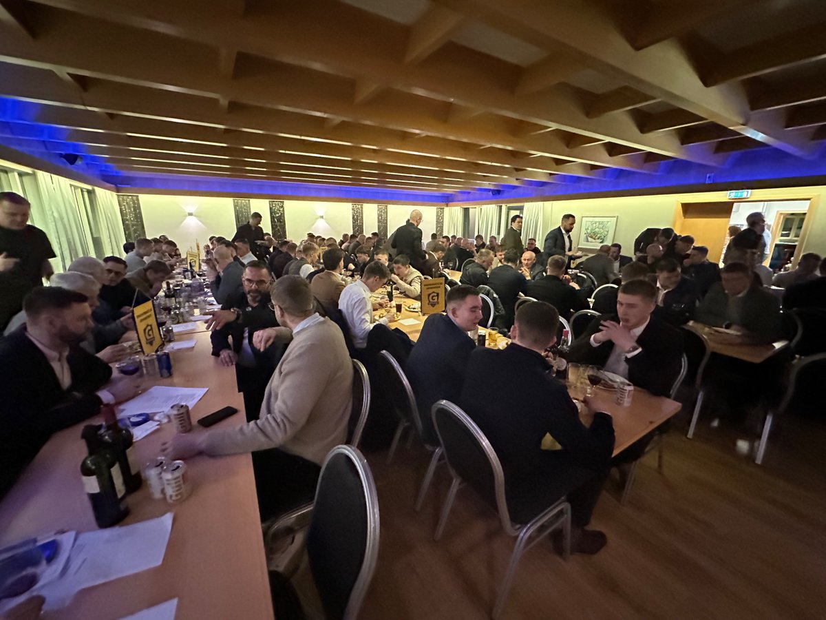 Ég fékk að halda ræðu á karlakvöldi hjá UMFG í gær.
Gummi Ben var frábær veislustjóri og Björn Bragi fór á kostum í uppistandi.

Góður Grindvíkingur laumaði þessum að mér:

Hvað eiga Samfylkingin og Bláa lónið sameiginlegt?
-Þau eru ekki lengur með plan.