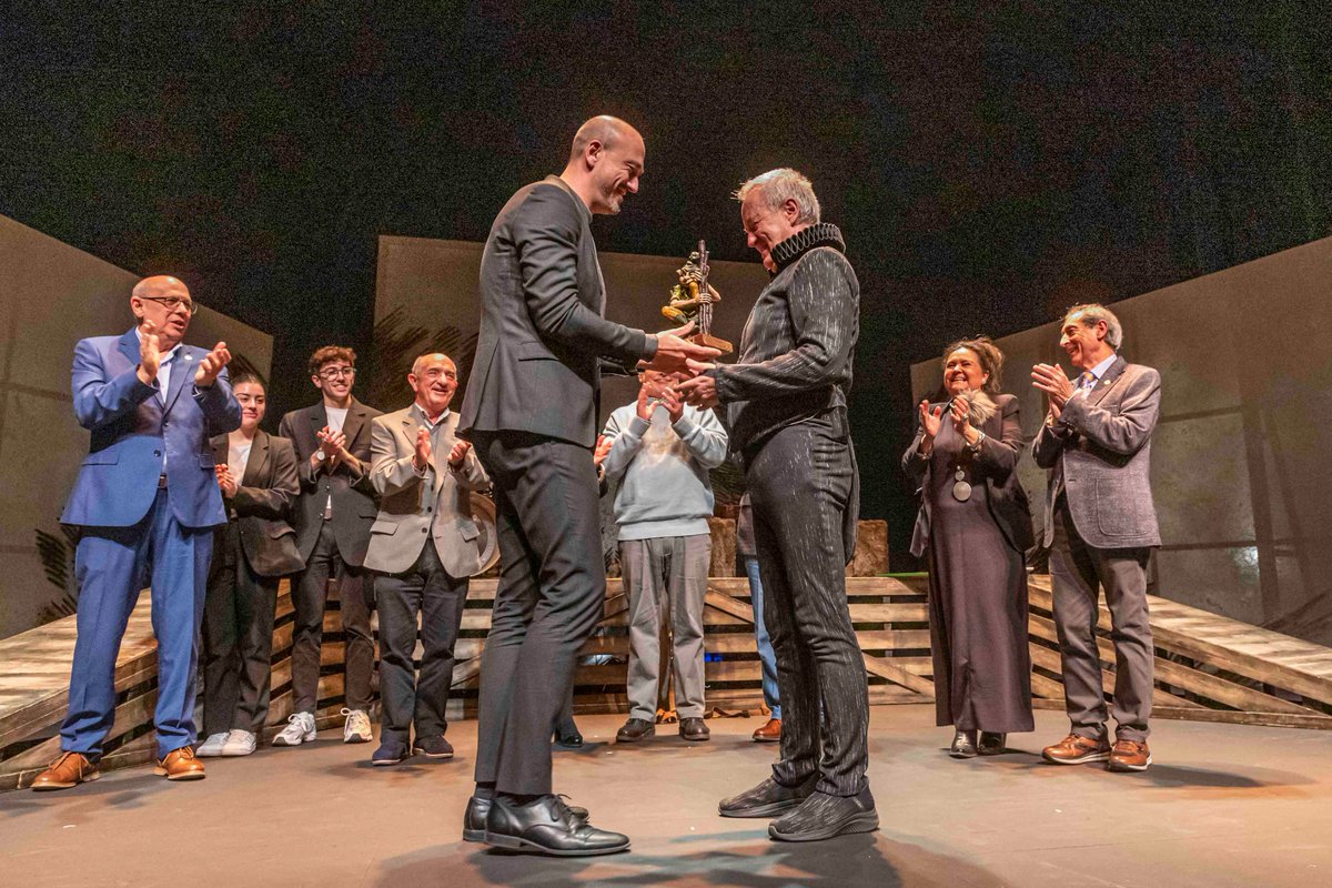 Torrelavega_es's tweet photo. 🎭El actor Carlos Hipólito, que ha abierto el 36 Festival de Invierno de Torrelavega con 'Burro', ha recibido el Premio Duende Zahorí, concedido por la Asociación Amigos del Teatro 
#CarlosHipólito #FestivaldeInvierno #DuendeZahorí @TMCETorrelavega #TeatroConchaEspina #Burro https://t.co/1MLixEDEVn