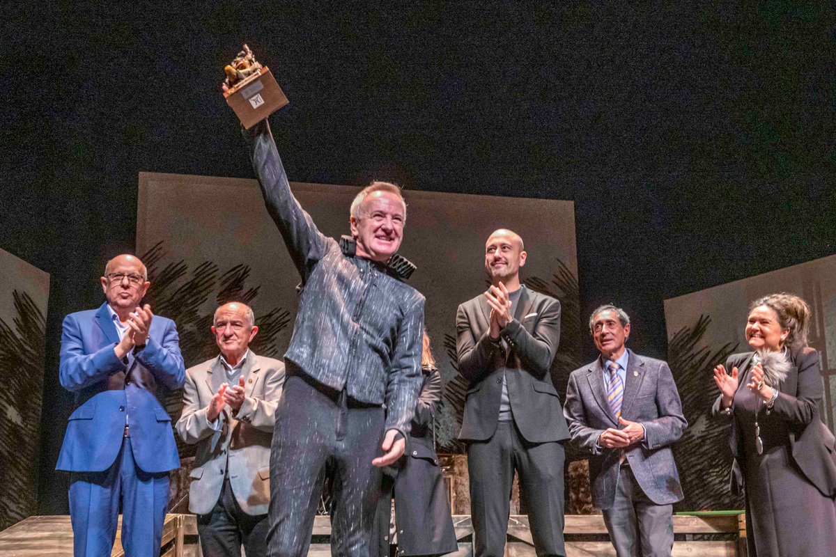Torrelavega_es's tweet photo. 🎭El actor Carlos Hipólito, que ha abierto el 36 Festival de Invierno de Torrelavega con 'Burro', ha recibido el Premio Duende Zahorí, concedido por la Asociación Amigos del Teatro 
#CarlosHipólito #FestivaldeInvierno #DuendeZahorí @TMCETorrelavega #TeatroConchaEspina #Burro https://t.co/1MLixEDEVn