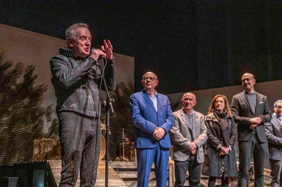 Torrelavega_es's tweet photo. 🎭El actor Carlos Hipólito, que ha abierto el 36 Festival de Invierno de Torrelavega con 'Burro', ha recibido el Premio Duende Zahorí, concedido por la Asociación Amigos del Teatro 
#CarlosHipólito #FestivaldeInvierno #DuendeZahorí @TMCETorrelavega #TeatroConchaEspina #Burro https://t.co/1MLixEDEVn