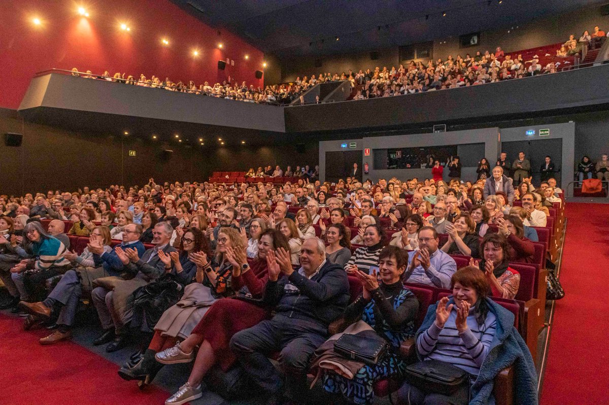 Torrelavega_es's tweet photo. 🎭El actor Carlos Hipólito, que ha abierto el 36 Festival de Invierno de Torrelavega con 'Burro', ha recibido el Premio Duende Zahorí, concedido por la Asociación Amigos del Teatro 
#CarlosHipólito #FestivaldeInvierno #DuendeZahorí @TMCETorrelavega #TeatroConchaEspina #Burro https://t.co/1MLixEDEVn