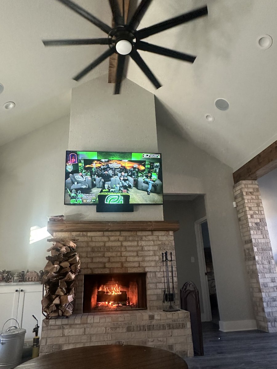 McBluri's tweet photo. Enjoying the watch party this fine Saturday💚 #Optic #greenwall @scump @OpTic @H3CZ @Methodz @OpTicMaNiaC https://t.co/GS2trms3go