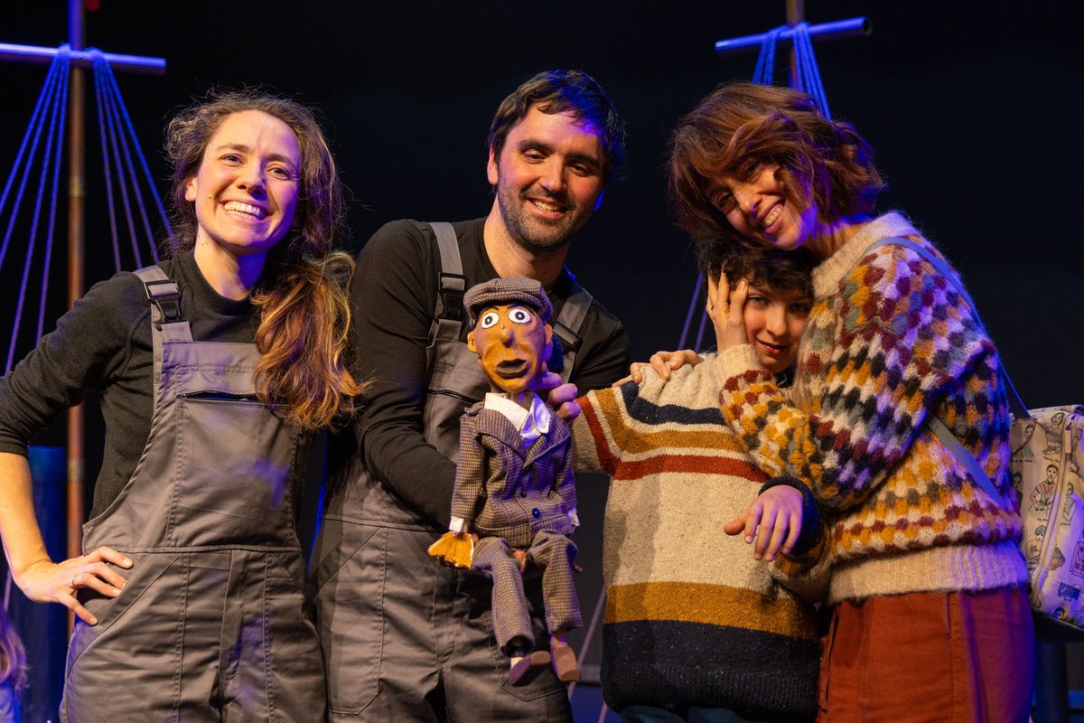 Irene Vallejo (@irenevalmore) on Twitter photo Tarde de teatro de marionetas. Qué inmensa fortuna tener el <a href="/teatroarbole/">Teatro Arbolé | 📍 Zaragoza</a> en Zaragoza.
“El viaje de Mengue” narra, con tan solo diez palabras inventadas, una historia de amor y migración que apela al corazón de nuestra memoria familiar. Tarde de teatro de marionetas. Qué inmensa fortuna tener el <a href="/teatroarbole/">Teatro Arbolé | 📍 Zaragoza</a> en Zaragoza.
“El viaje de Mengue” narra, con tan solo diez palabras inventadas, una historia de amor y migración que apela al corazón de nuestra memoria familiar.
