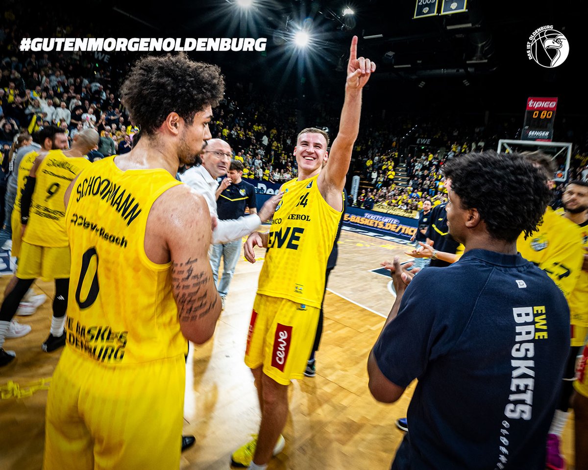 EWE_Baskets's tweet photo. 𝗚𝗨𝗧𝗘𝗡 𝗠𝗢𝗥𝗚𝗘𝗡, 𝗢𝗟𝗗𝗘𝗡𝗕𝗨𝗥𝗚!
Der Blick zurück: So 'n Spiel! So 'n Team! So 'n Artur! Und so 'n Sieg!
#Gameday #GamePics #Spieltag #DasIstOldenburg #Basketball #Bundesliga #BBL #EWEBaskets #Oldenburg
📷 @fotoduda https://t.co/HFIUBLNhaY