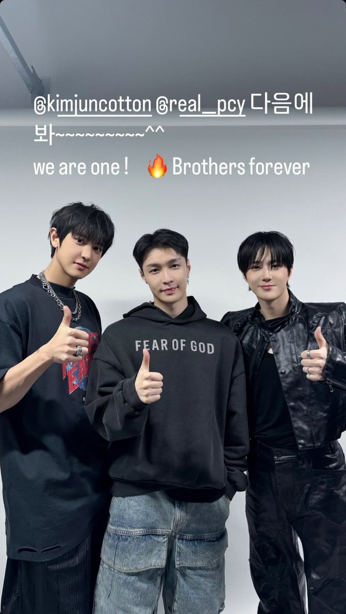 EXOGlobal's tweet photo. [OFFICIAL] 250112 #LAY Instagram Story Update with #CHANYEOL #SUHO 

“@ kimjuncotton @ real__pcy 
see you next time~~~~~~~~~^^
we are one!  🔥 Brothers forever”

#EXO #엑소 @weareoneEXO @layzhang https://t.co/HCGwrCy9Ee