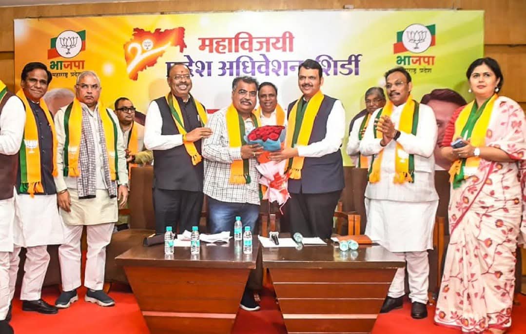ShimpiDeore's tweet photo. भारतीय जनता पार्टीच्या केंद्रीय नेतृत्वाने भारतीय जनता पार्टीचे नेते माजी मंत्री आ. श्री. Ravindra Chavan जी यांची महाराष्ट्र प्रदेश भाजपाच्या कार्यकारी अध्यक्षपदी नियुक्ती केली आहे. श्री. रवींद्र चव्हाणजी यांचे मनःपूर्वक अभिनंदन. 💐💐 https://t.co/M9zcNfXTks