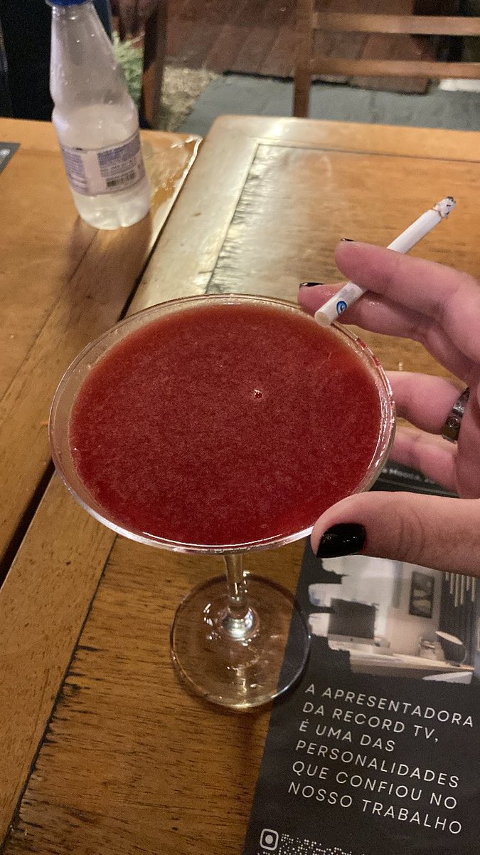 fumando e tomando um cosmopolitan e sofrendo por homem igual a carrie bradshaw q sempre critiquei