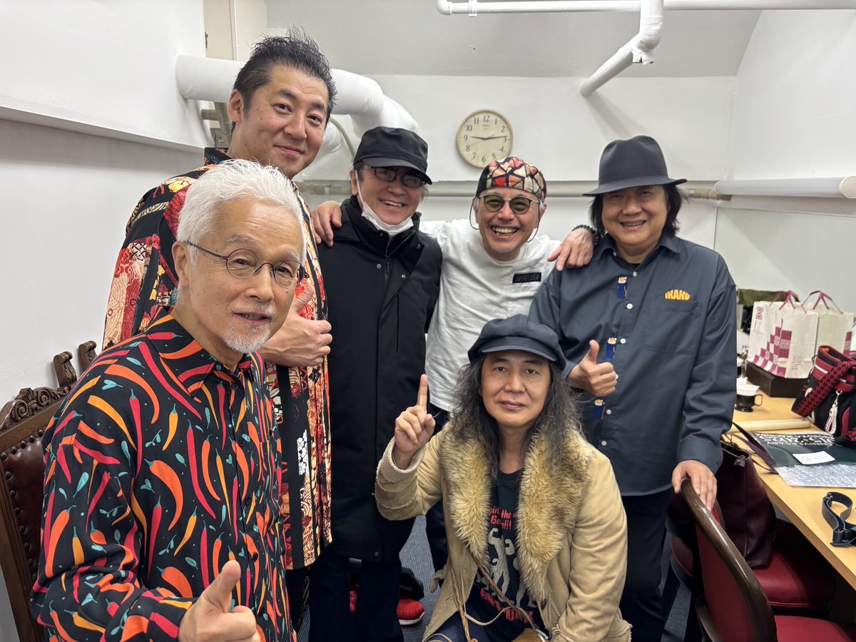 Casiopea_staff's tweet photo. 昨日は #EnTRANS LIVE@町田まほろ座♪
１年ぶりのEnTRANSなもんで、お客さん一杯来て頂けけました～～嬉しいね♪
中には嬉しいお知り合いさんもだよん☆写真見てね
んでステージはバッチリ♪とオヨヨ★とホゲゲ💦が織り混ざったさすがの展開ッス☆
それでも全く意に介さないエントラ～～なんちゅーか、人生長いと大変だけどぉ面白いなぁ…のそのままでした☆☆
byナルチョ