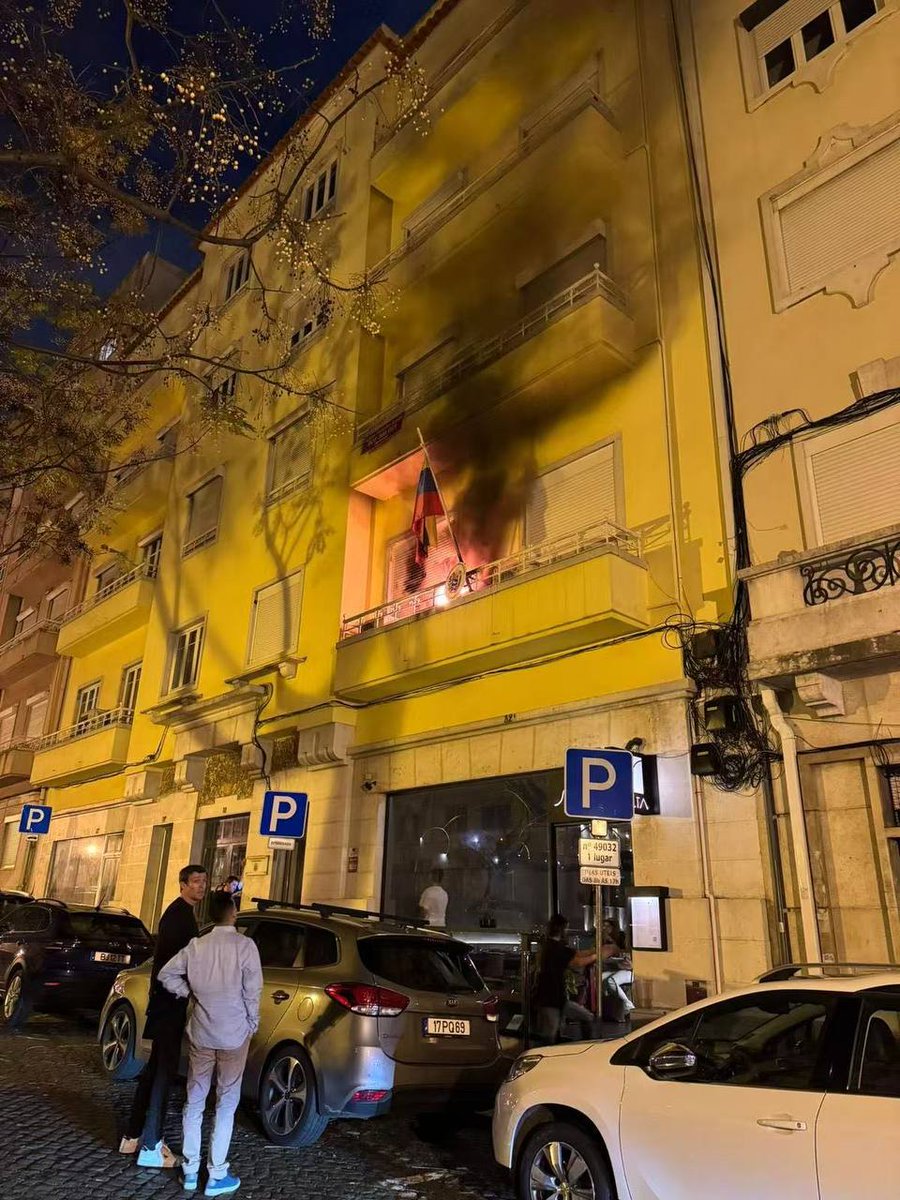eldatove's tweet photo. • 🇵🇹 #AHORA | Un grupo desconocido atacó el consulado venezulano controlado por la dictadura de Nicolás Maduro en Lisboa, la policía fue accionada inmediatamente, Yván Gil, canciller de la dictadura declaró que estás acciones "afecta el servicio de los venezolanos". #11E https://t.co/8iuhLdBpLs