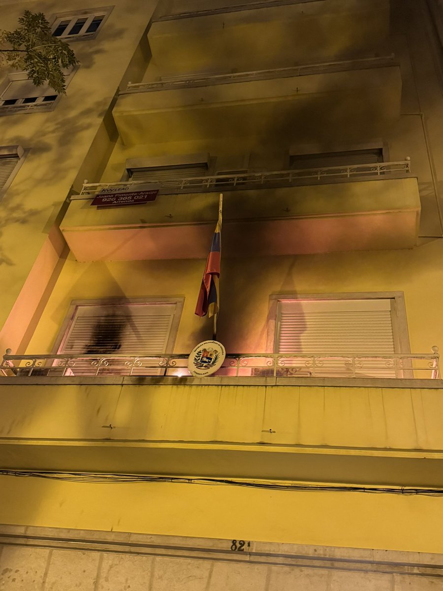 eldatove's tweet photo. • 🇵🇹 #AHORA | Un grupo desconocido atacó el consulado venezulano controlado por la dictadura de Nicolás Maduro en Lisboa, la policía fue accionada inmediatamente, Yván Gil, canciller de la dictadura declaró que estás acciones "afecta el servicio de los venezolanos". #11E https://t.co/8iuhLdBpLs
