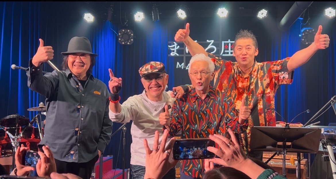 Casiopea_staff's tweet photo. 昨日は #EnTRANS LIVE@町田まほろ座♪
１年ぶりのEnTRANSなもんで、お客さん一杯来て頂けけました～～嬉しいね♪
中には嬉しいお知り合いさんもだよん☆写真見てね
んでステージはバッチリ♪とオヨヨ★とホゲゲ💦が織り混ざったさすがの展開ッス☆
それでも全く意に介さないエントラ～～なんちゅーか、人生長いと大変だけどぉ面白いなぁ…のそのままでした☆☆
byナルチョ