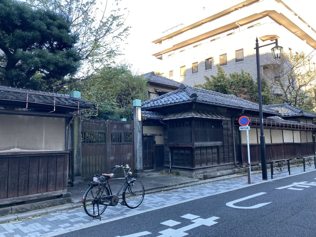 mori_arch_econo's tweet photo. 森まゆみさんから
本郷の諸井邸、１月１４日から解体はじまるそうです。隣が文京区立ふるさと歴史館、前が真砂図書館という文教地区、この先は、坪内逍遙が私塾をしたり、正岡子規と内藤鳴雪が住んだ常磐会宿舎、炭団坂を下りると樋口一葉旧居も近い。
諸井恒平は渋沢栄一の親族で、日本煉瓦、秩父セメントを興しました。日本の素材メーカーとして、土木、建築産業に貢献し、一族には諸井三郎、諸井誠などの音楽家もでています。建物は明治三〇年代で、震災も戦災も逃れた貴重な建築です。創業者の諸井恒平はここで亡くなりました。
隣と合わせてふるさと歴史館にして、鷗外記念館しかないんだから、漱石、一葉,子規も含め、きら星のようにいる、文京ゆかりの文記念館にすれば良いのに。
あと数日ですが、心ある方は文京区役所に意見を言って下さい。
とのことです。
文京区への声↓
https://t.co/umnO57yYKB