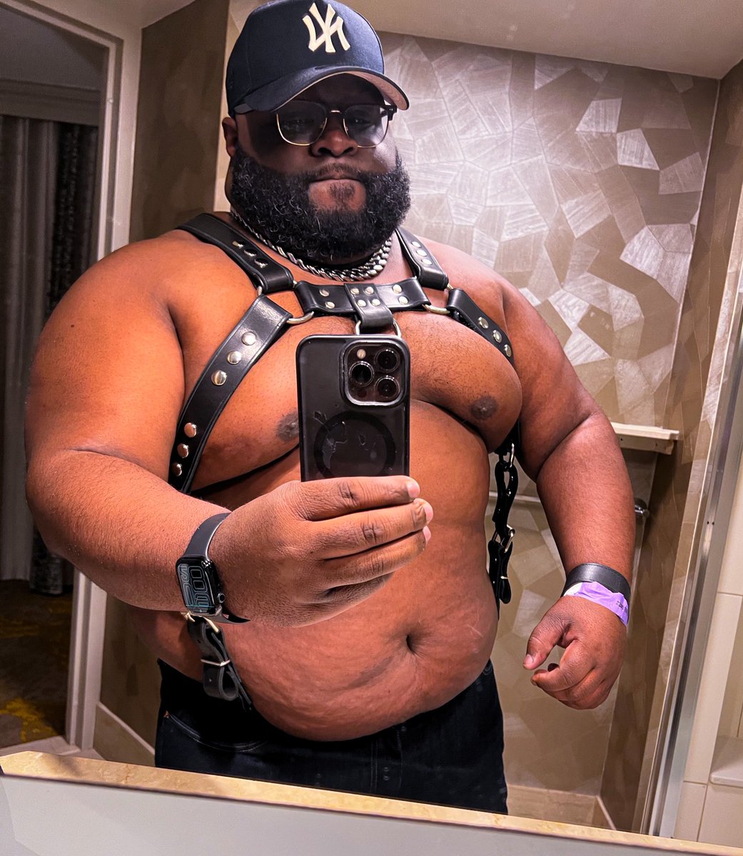 RT/Like if you like beefy bears in leather ⛓️🦍⛓️

Custom Harness by <a href="/MrSLeather/">Mr-S-Leather</a>
