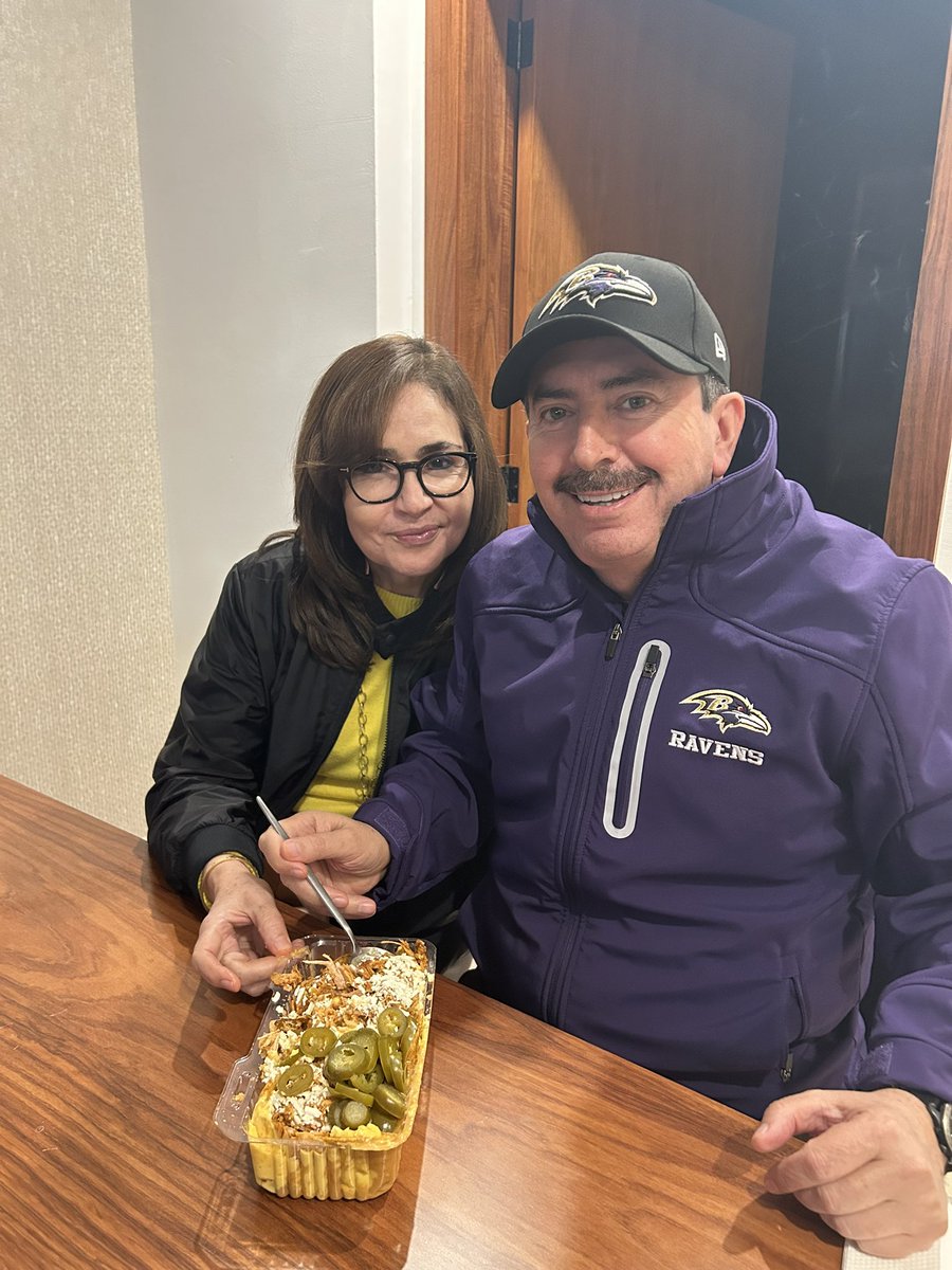 AaronRivasL's tweet photo. Apoyando a mis @Ravens, junto a la Lucky.  Bonita noche de sábado, para todos. https://t.co/tLAXsZvtGF