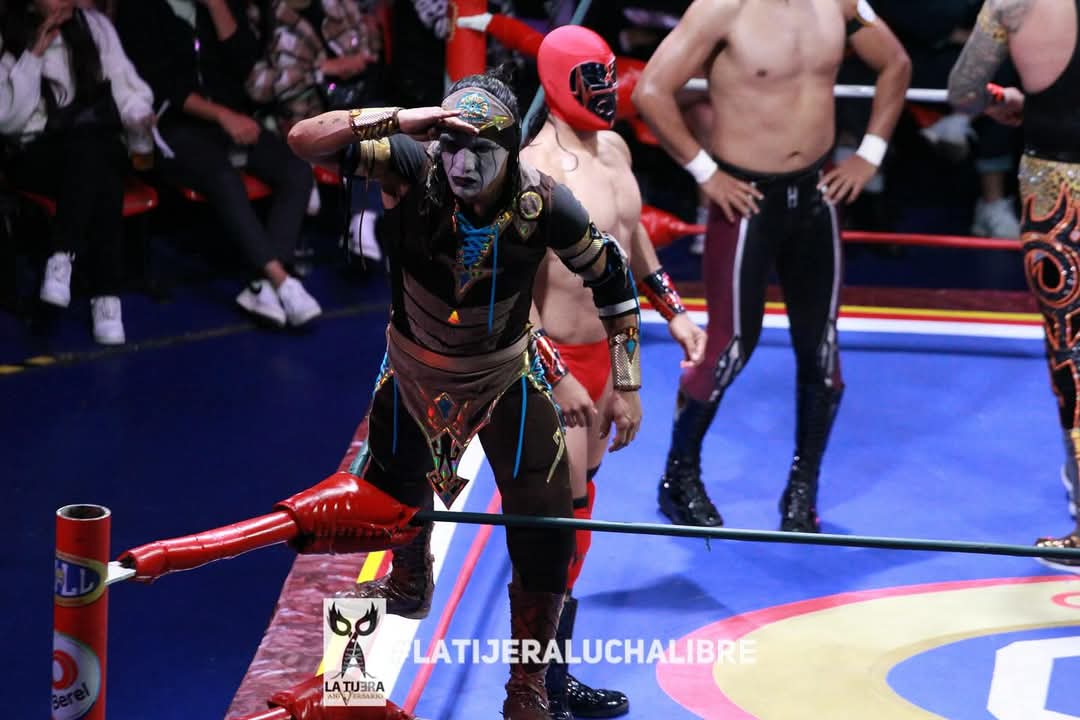 LaTijeraLucha's tweet photo. La tercera lucha es para la dupla de experiencia, calor y espectacularidad como lo son #DulceGardenia, #ReyCometa y #EspirituNegro que vienen de atrás para dar cuenta de los jóvenes rudos #Hunter, #Infarto y #Alom, en una #ArenaColiseo que se desvive por el exótico del #CMLL… https://t.co/RlqvefbIkD