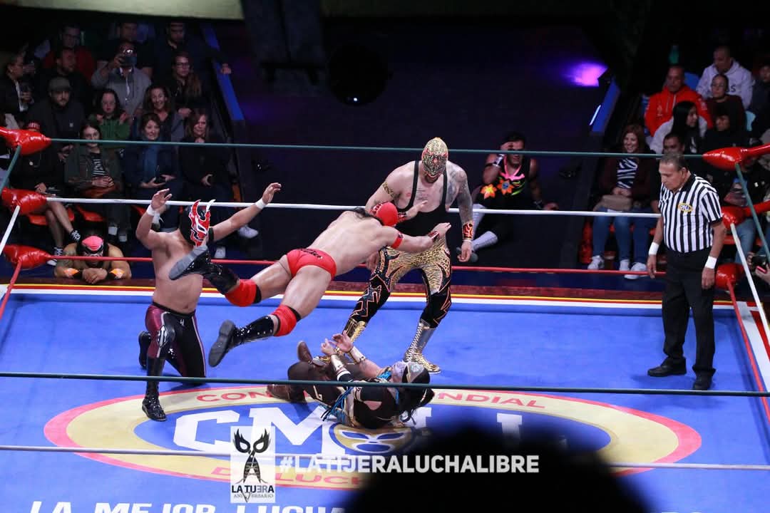 LaTijeraLucha's tweet photo. La tercera lucha es para la dupla de experiencia, calor y espectacularidad como lo son #DulceGardenia, #ReyCometa y #EspirituNegro que vienen de atrás para dar cuenta de los jóvenes rudos #Hunter, #Infarto y #Alom, en una #ArenaColiseo que se desvive por el exótico del #CMLL… https://t.co/RlqvefbIkD