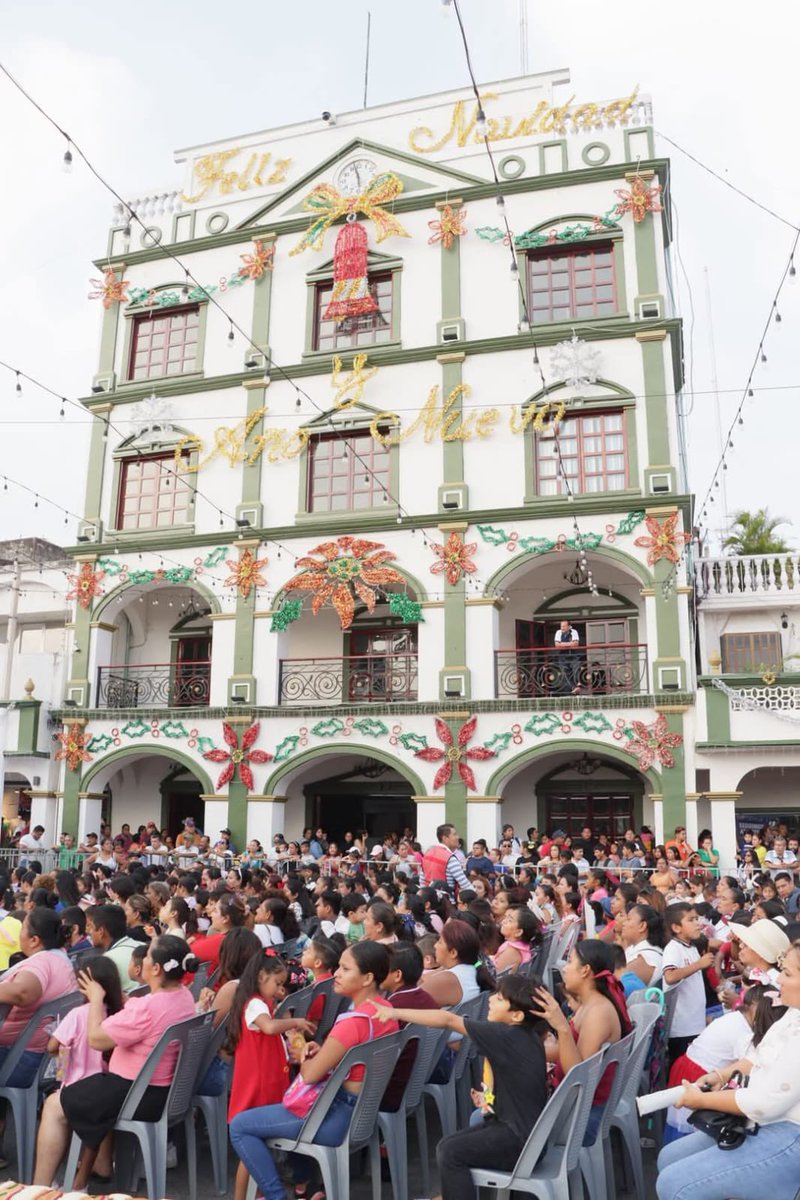 ElHeroicoDiario's tweet photo. #LoDeAyer ✅️ Todo un éxito el Festival del Día de Reyes en #Cárdenas #Tabasco impulsado por el gobierno del Presidente Euclídes Alejandro Alejandro quien además llevó esta alegría e ilusión a los niños de las localidades del municipio.
🌐https://t.co/0gWciyNWaM https://t.co/C64VNyhFKw