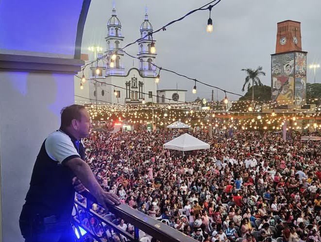 ElHeroicoDiario's tweet photo. #LoDeAyer ✅️ Todo un éxito el Festival del Día de Reyes en #Cárdenas #Tabasco impulsado por el gobierno del Presidente Euclídes Alejandro Alejandro quien además llevó esta alegría e ilusión a los niños de las localidades del municipio.
🌐https://t.co/0gWciyNWaM https://t.co/C64VNyhFKw
