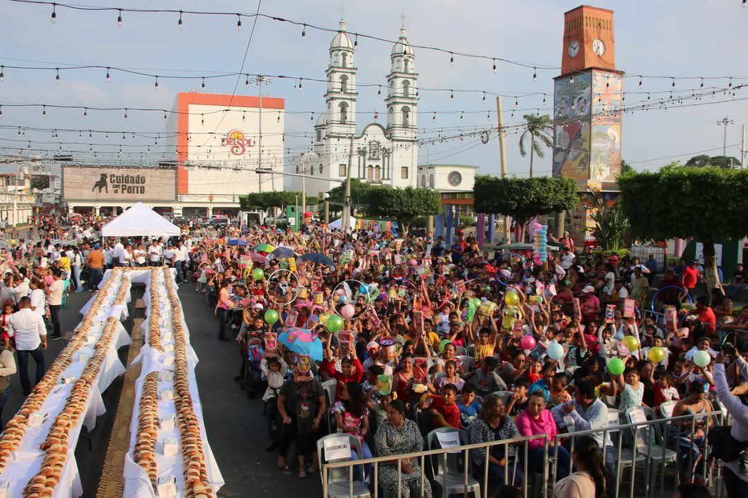 ElHeroicoDiario's tweet photo. #LoDeAyer ✅️ Todo un éxito el Festival del Día de Reyes en #Cárdenas #Tabasco impulsado por el gobierno del Presidente Euclídes Alejandro Alejandro quien además llevó esta alegría e ilusión a los niños de las localidades del municipio.
🌐https://t.co/0gWciyNWaM https://t.co/C64VNyhFKw