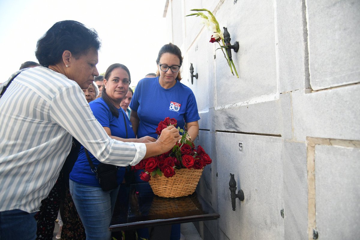 Hoy #Cuba rindió homenaje a Celia, la flor más autóctona de la Revolución Cubana, ejemplo de revolucionaria, en nuestro pueblo hay un #EjércitoDeCelias <a href="/UlisesGuilarte/">Ulises Guilarte de Nacimiento</a> @CubaCentral