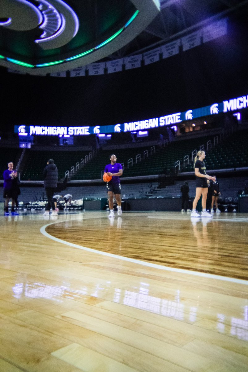 UW_WBB's tweet photo. Practice on film 📽️

#Becoming x #GoHuskies https://t.co/8RzasnKDBe