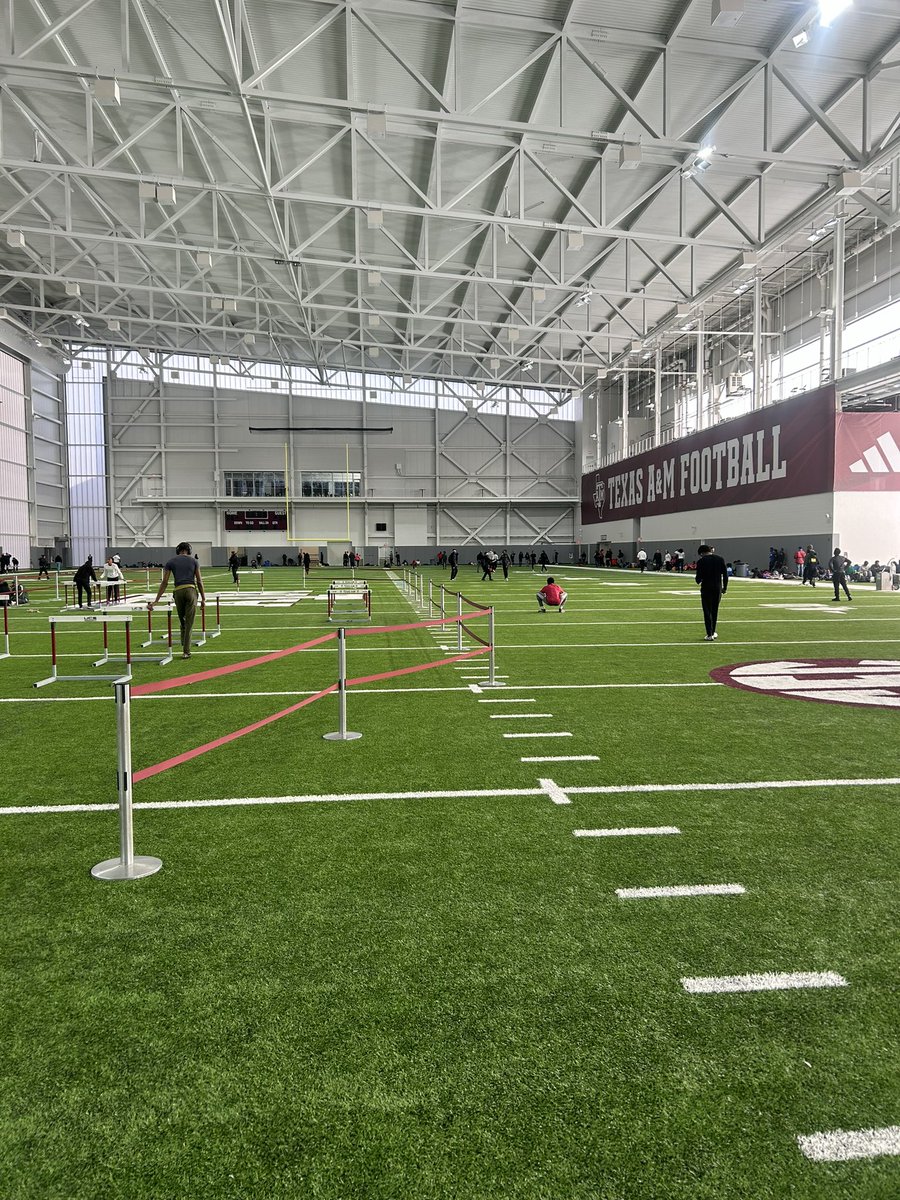 D1J2Rhine's tweet image. #AGTG New Year = New Pr’s. 
Had a Good time at the Texas A&amp;amp;M HS Indoor Meet, Even though the my 60h race wasn’t my best, I still was able to make it up in my 200m. Pr’d majorly in the 200 going from 22.90 -&amp;gt; 22.18 , Now we just go back in the lab. @SharkTrackSCHS @PrePost0722