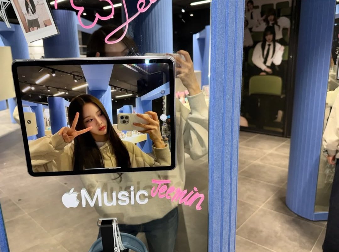 ⋆ tweet media