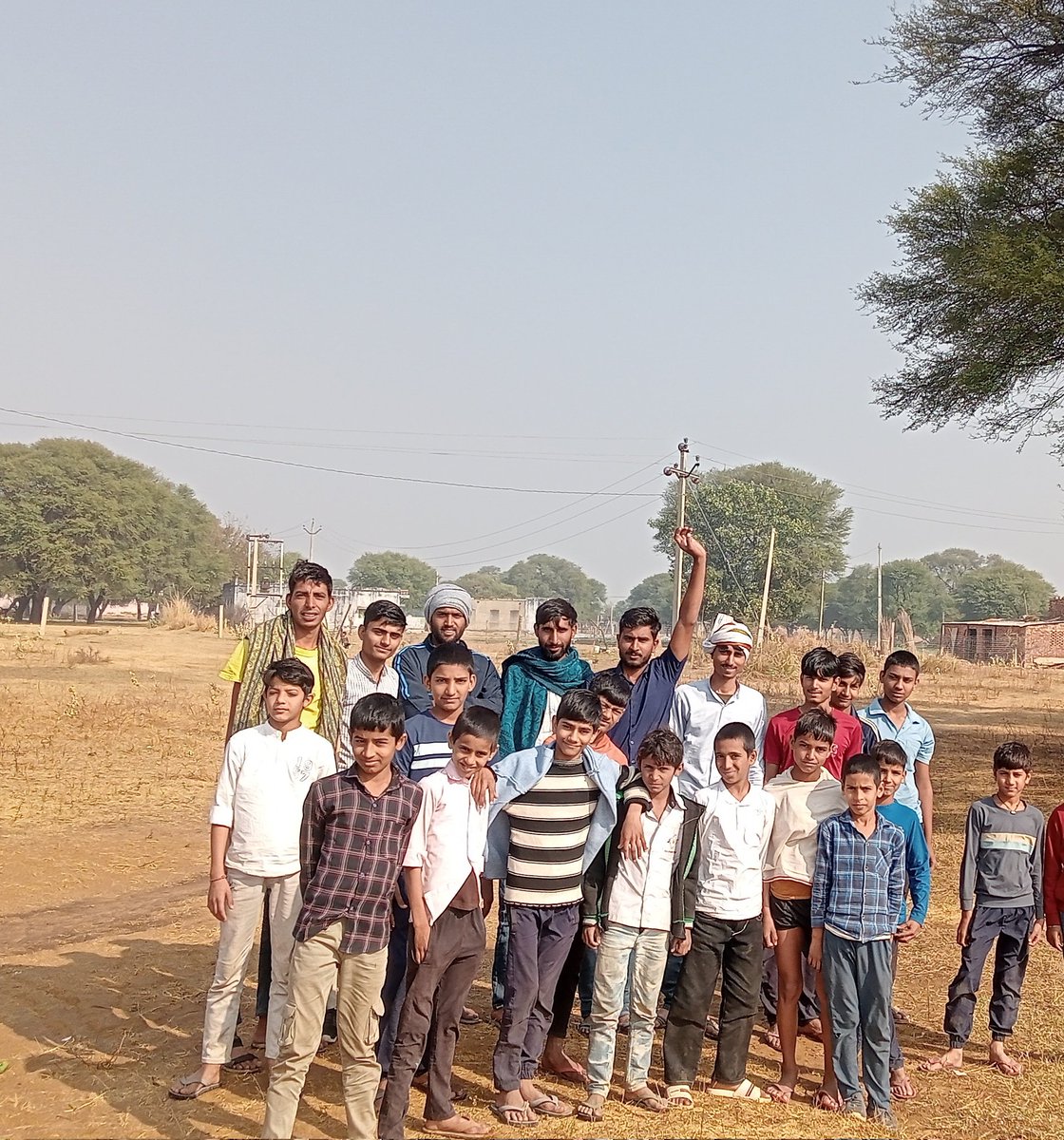 DevKhori65874's tweet photo. कहीं भी घूमने चले जाओ, सुकून तो सिर्फ 
#गांव में अपनो के साथ मिलता है 🏡🫀🫣
#singeromprakashbhadana 
#Channeldevmusickhori https://t.co/xYHLMn9kZm