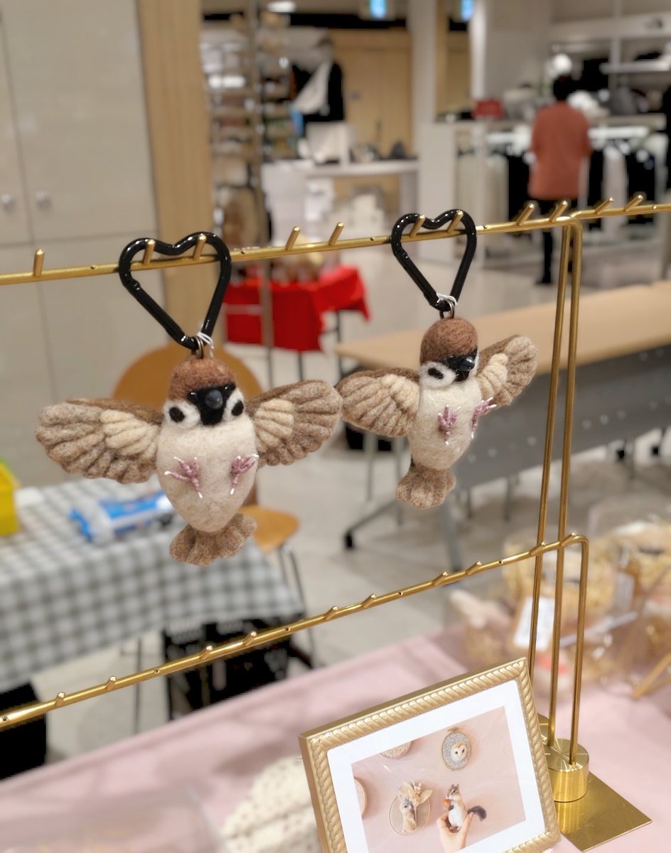 ryokoinjp's tweet photo. バッグチャームはスズメのみとなりました🙏ありがとうございます🙇‍♀
本日も14時からワークショップもあります！ご参加の皆様よろしくお願いします😊
#あっちこっち小鳥展 https://t.co/LD0vM5SSqb