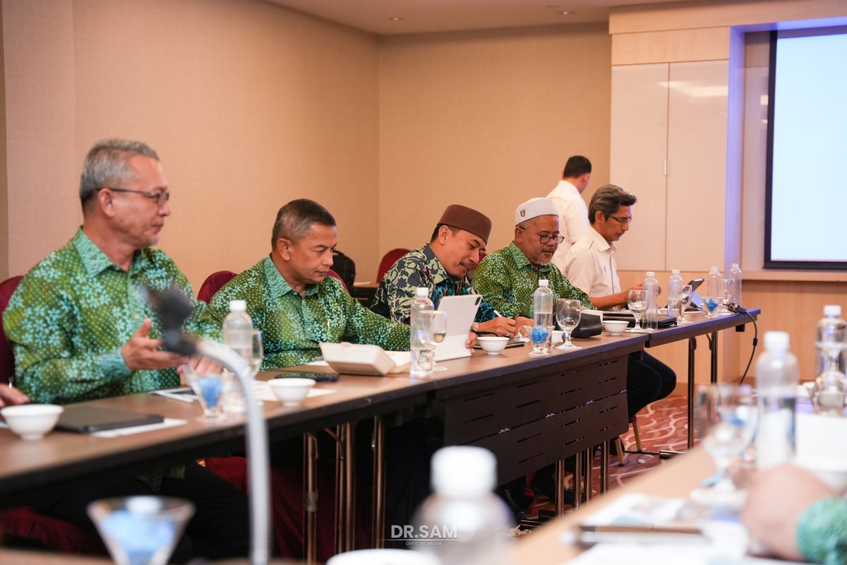 DrAhmadSamsuri's tweet photo. Usai mesyuarat bersama jawatankuasa Terengganu Strategic & Integrity Institute (TSIS), menerima buku penting yang akan menjadi panduan strategik bagi memacu pembangunan dan kemajuan Negeri Terengganu.

Penyerahan buku PITAS2030 Edisi Kemas Kini 2024 oleh Ketua Pegawai Eksekutif TSIS, Prof Madya Dr. Mohd Hanif Yaacob menjadi detik bermakna buat Kerajaan Negeri kerana ia bukan sekadar dokumen biasa tetapi mengandungi visi, misi dan pelbagai strategi bagi memastikan kesejahteraan rakyat Terengganu terus terpelihara.

Buku ini juga akan diedarkan kepada agensi-agensi kerajaan dalam masa terdekat untuk kita menggerakkan strategi dan mencapai matlamat mencapai Terengganu yang lebih sejahtera secara bersama.

Dalam masa yang sama, TSIS juga menyerahkan buku kajian yang bertajuk "Mendepani Perubahan Iklim Melalui Penglibatan Negeri dalam Perdagangan Karbon Sektor Hutan" yang boleh dijadikan rujukan dan bacaan semasa. Terima kasih kepada semua pihak yang terlibat.