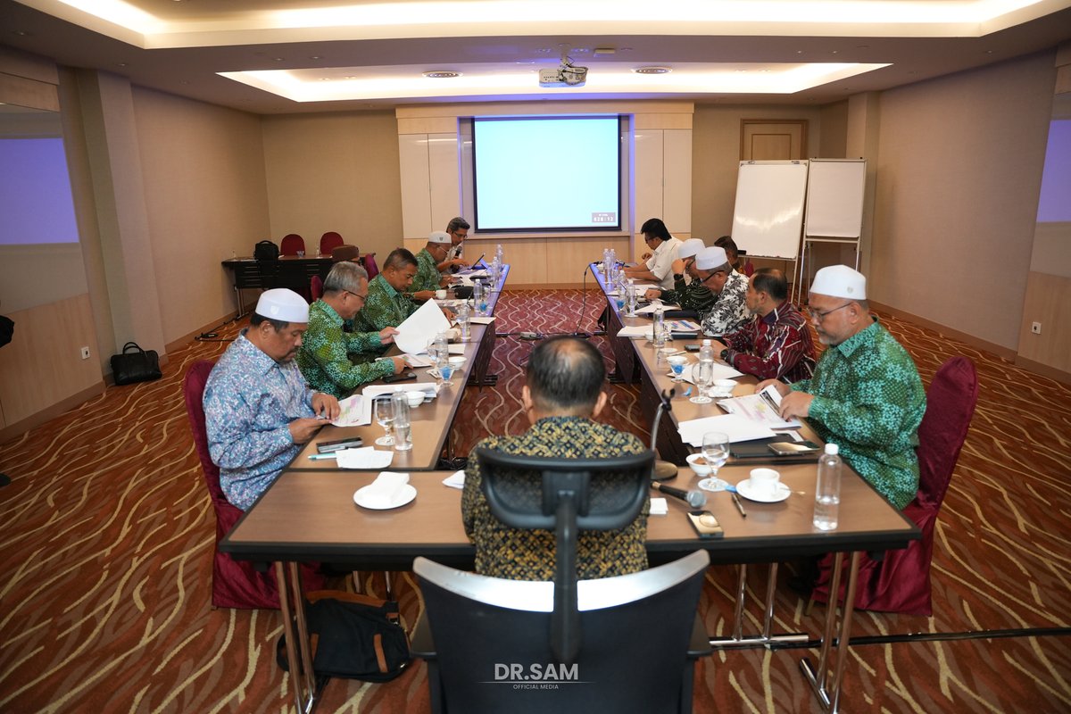 DrAhmadSamsuri's tweet photo. Usai mesyuarat bersama jawatankuasa Terengganu Strategic & Integrity Institute (TSIS), menerima buku penting yang akan menjadi panduan strategik bagi memacu pembangunan dan kemajuan Negeri Terengganu.

Penyerahan buku PITAS2030 Edisi Kemas Kini 2024 oleh Ketua Pegawai Eksekutif TSIS, Prof Madya Dr. Mohd Hanif Yaacob menjadi detik bermakna buat Kerajaan Negeri kerana ia bukan sekadar dokumen biasa tetapi mengandungi visi, misi dan pelbagai strategi bagi memastikan kesejahteraan rakyat Terengganu terus terpelihara.

Buku ini juga akan diedarkan kepada agensi-agensi kerajaan dalam masa terdekat untuk kita menggerakkan strategi dan mencapai matlamat mencapai Terengganu yang lebih sejahtera secara bersama.

Dalam masa yang sama, TSIS juga menyerahkan buku kajian yang bertajuk "Mendepani Perubahan Iklim Melalui Penglibatan Negeri dalam Perdagangan Karbon Sektor Hutan" yang boleh dijadikan rujukan dan bacaan semasa. Terima kasih kepada semua pihak yang terlibat.