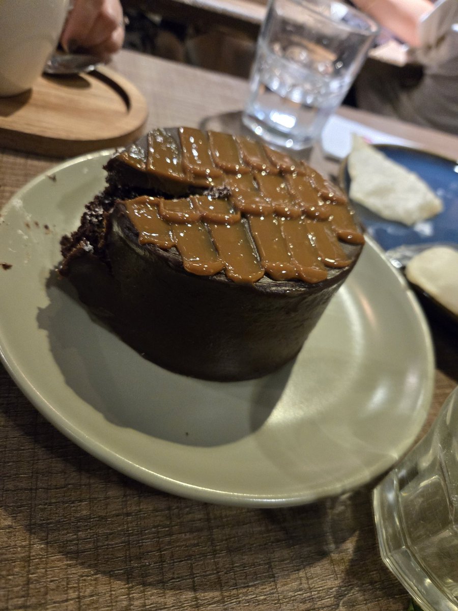 prettytin's tweet photo. Molten Dulce de Leche Cake of UCC Clockwork.
Very good daw pero 4/5 lang score ni @abad_karen? Sabagay hindi naman sinabi na excellent.
But seriously, it's yummy. Not too sweet. #FoodReport https://t.co/8BuFqicSkM