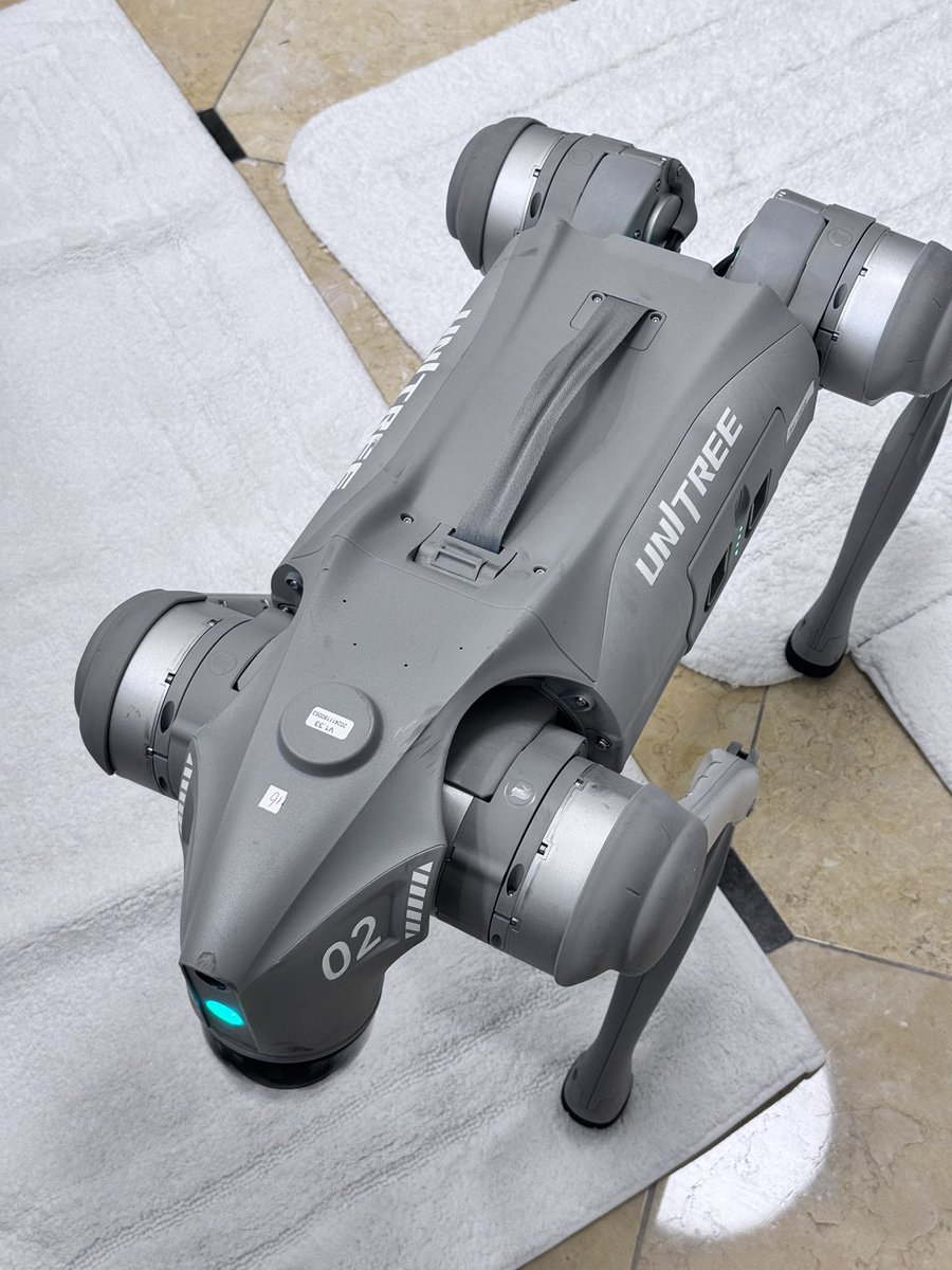 We got a robot dog from CES.
#robotdog