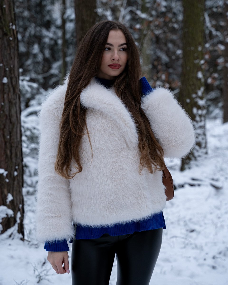 olive104257's tweet photo. Embracing the winter wonderland in style! 📷📷 #WinterChic
#WinterFashion #CozyVibes #SnowDay #FauxFur #WinterStyle #OOTD #FashionInspiration #StayWarm #WinterOutfit # https://t.co/RnI6YLNLJg