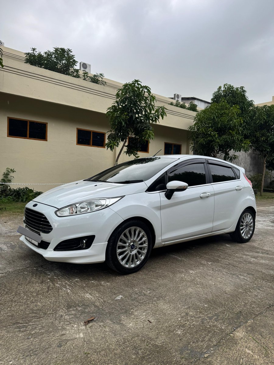MasMasBiassaa's tweet photo. Sekilas liat mobil ini tuh kek liat Aston Martin DB9 versi hatchback, awokwokwok

Untuk sekelas mobil hatchback 5 kursi, Ford Fiesta ini tergolong salah satu hatchback yg desainnya sporty, ganteng & timeless dengan velg 16"nya serta punya desain yang modifable pula.
Meski desainnya cakep, sayangnya buat Paman yang punya tinggi 170cm keatas alamat bakal agak kesusahan & kurang nyaman buat pake mobil ini, soalnya desain atapnya tuh pendek banget...

Pada seri 1.0 Turbo ini Ford ngasih mesin 3 silinder 1.0 yg ukurannya cuman sebesar kertas A4 + turbo dipadukan sama transmisi matic 6 speed yg dapat menghasilkan tenaga sebesar 125dk & torsi 170Nm setara mesin 1.6 cc pada umumnya, manteb yes~
Dengan torsi segede itu pula dengan cepet & mudah bisa dirasain di rpm 1400-an & tenaganya flat sampe 4rb rpm, artinya meski nih mobil cc kecil tapi akselerasi & napasnya tergolong panjang, cocok buat sruntal sruntul membelah kemacetan kota, cakeup.

Dalem kabin sih nih mobil senyap banget, pastinya ditandain pas buka tutup pintu yang suaranya tuh "blub" gitu bukan "bruk" kek mobil² lain, palingan minusnya nih mobil selain row belakang yg agak sempit, yaa sama di bahan doortrim yg jelek bet kek doortrimnya Mobilio Pantat Botol Yakult.

Oiya lupa, nih mobil sebenernya udah enak, turbo lag pun ga berasa tapi kalo mau beneran ngerasain enaknya pake nih mobil, saya saranin sih pake minimal ron 92 biar enaknya makin makin.

Wes monggo, tampil beda
------------------------------------
Ford Fiesta EcoBoost 1.0 Turbo transmisi automatic 2015

Surat lengkap pajak hidup panjang
Mesin sehat prima
Kilometer51rb asli record
Buku servis, panduan dan kunci serep lengkap
Kelistrikan normal
Kondisi cat 100% masih ori
Kondisi keseluruhan full original dan siap pakai
Bergaransi tidak bekas laka dan banjir

Harga cash 135jt nego
Harga credit 125jt

https://t.co/9KgdzMcHuX