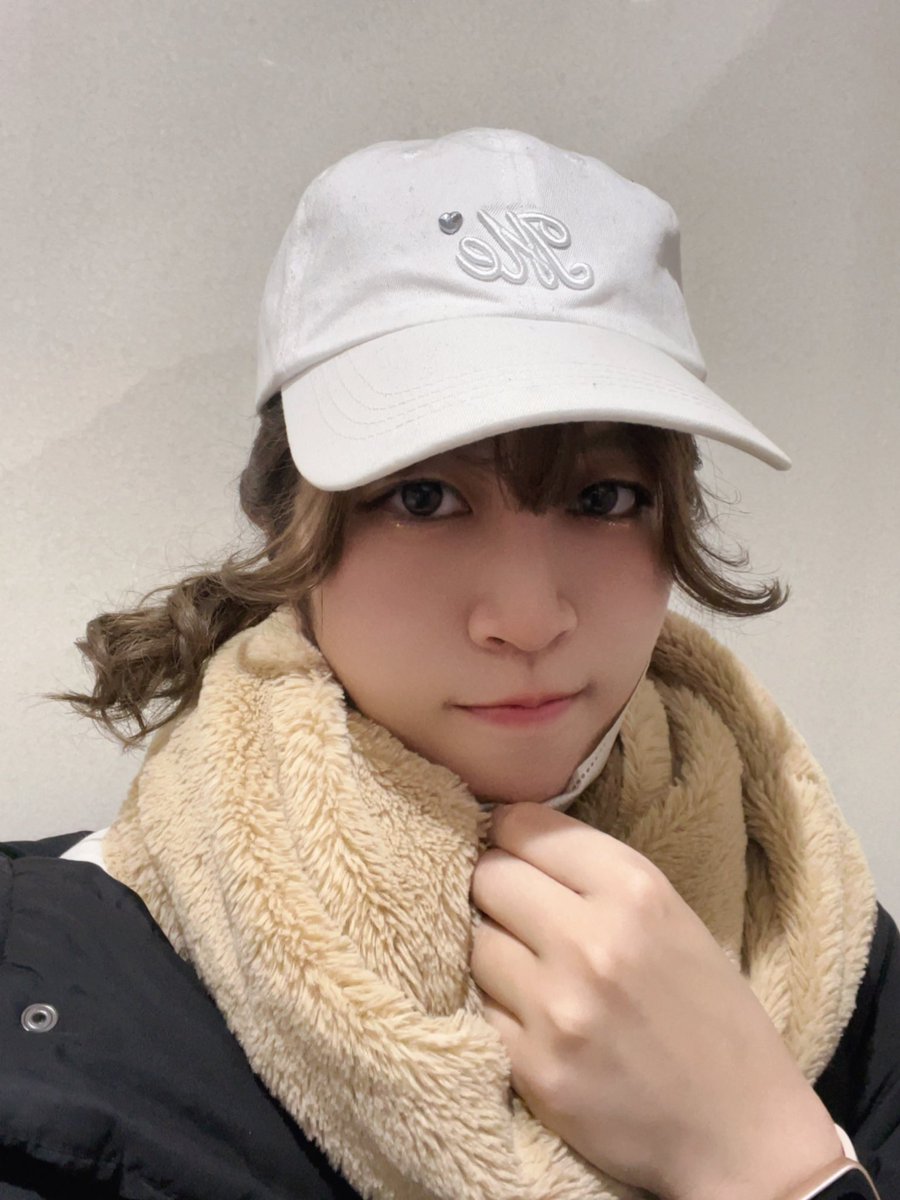 kirisaki_ayane's tweet photo. 私事ですが本日誕生日を迎えました。
(今日自撮りした写真を添えて)

(親指まむし指人間、昨日初めてネイルサロンに行ってみました。) https://t.co/VyFXGwJEWG