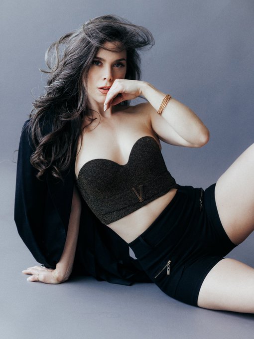 Watch Nicole Vaunt's leaked NSFW photo on TwXstars