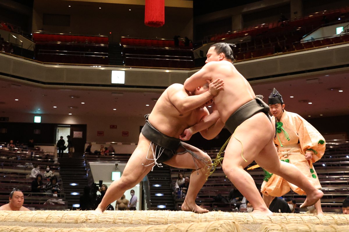 初日の様子＞ 三段目取組。 碇潟 押し出し 関塚 三段目最下位格付出で