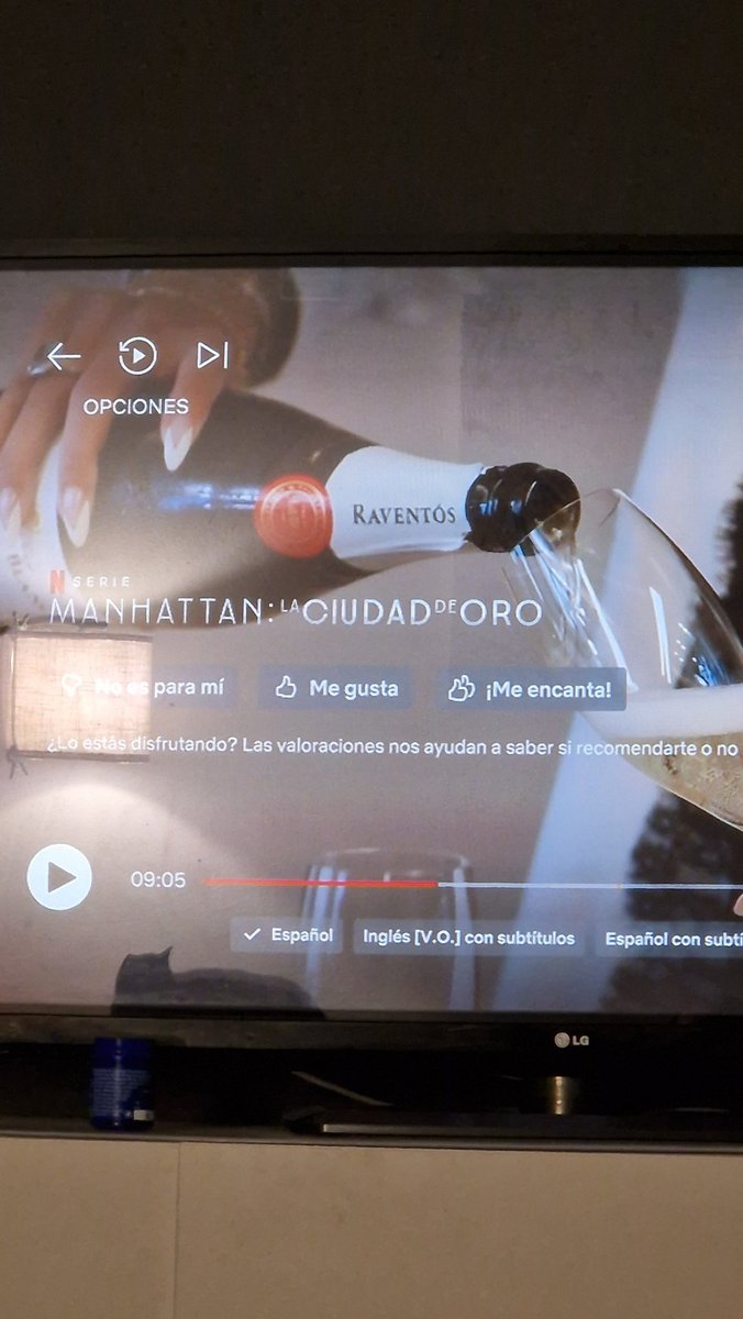 joseramon_mf's tweet photo. Qué fantasía. Nuevo reality de casas de lujo de Netflix. Negociando un ático de unos 15 millones. La vendedora agasaja a la cliente, y va y saca una botella de (creo) Blanc de Blancs de @RaventosiBlanc. Por supuesto, el ático se vende. https://t.co/Ba6T8N96iV