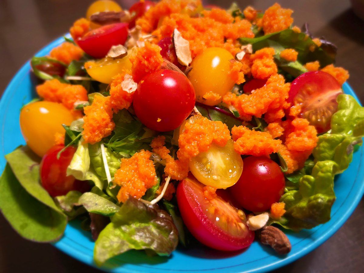 ココさん<a href="/coco920t/">ここ📣🦖ダサザウルス🍊</a> からもらった
人参ドレッシング🥕
のりこんぶさん<a href="/norikonbu510/">🟡黄色いトマトはごとう農園🟡@のりこんぶ🍅静岡</a> の
ふるさと納税返礼品でGETしたトマト🍅🟡
モント<a href="/monto3150/">石窯料理トラモント</a> からもらったナッツ🥜
で作ったサラダ🥗✨️

 #私は乗せただけ🤣

めちゃくちゃ美味しい❣️🤩✨
素材の旨味が濃い！😍
元気出たー‼️🥰
みんなありがとう♡