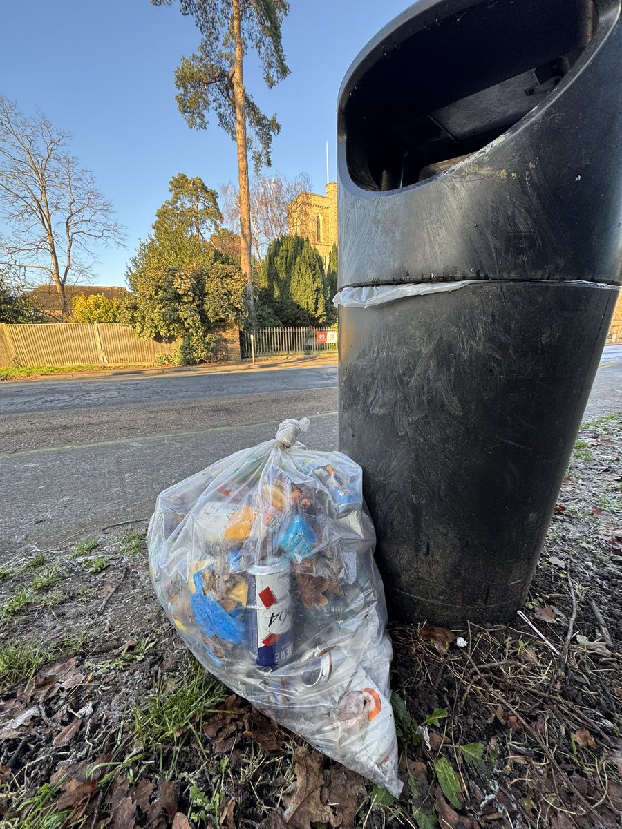 Chivers67's tweet photo. A great walk litter picking in Addlestone today. Three bags mostly of drink containers! Really is high time we had a #depositreturnscheme in the UK #ourlitterproblem #keepbritaintidy @KeepBritainTidy @RunnymedeBC @waddells74 https://t.co/p29lSD3WG6