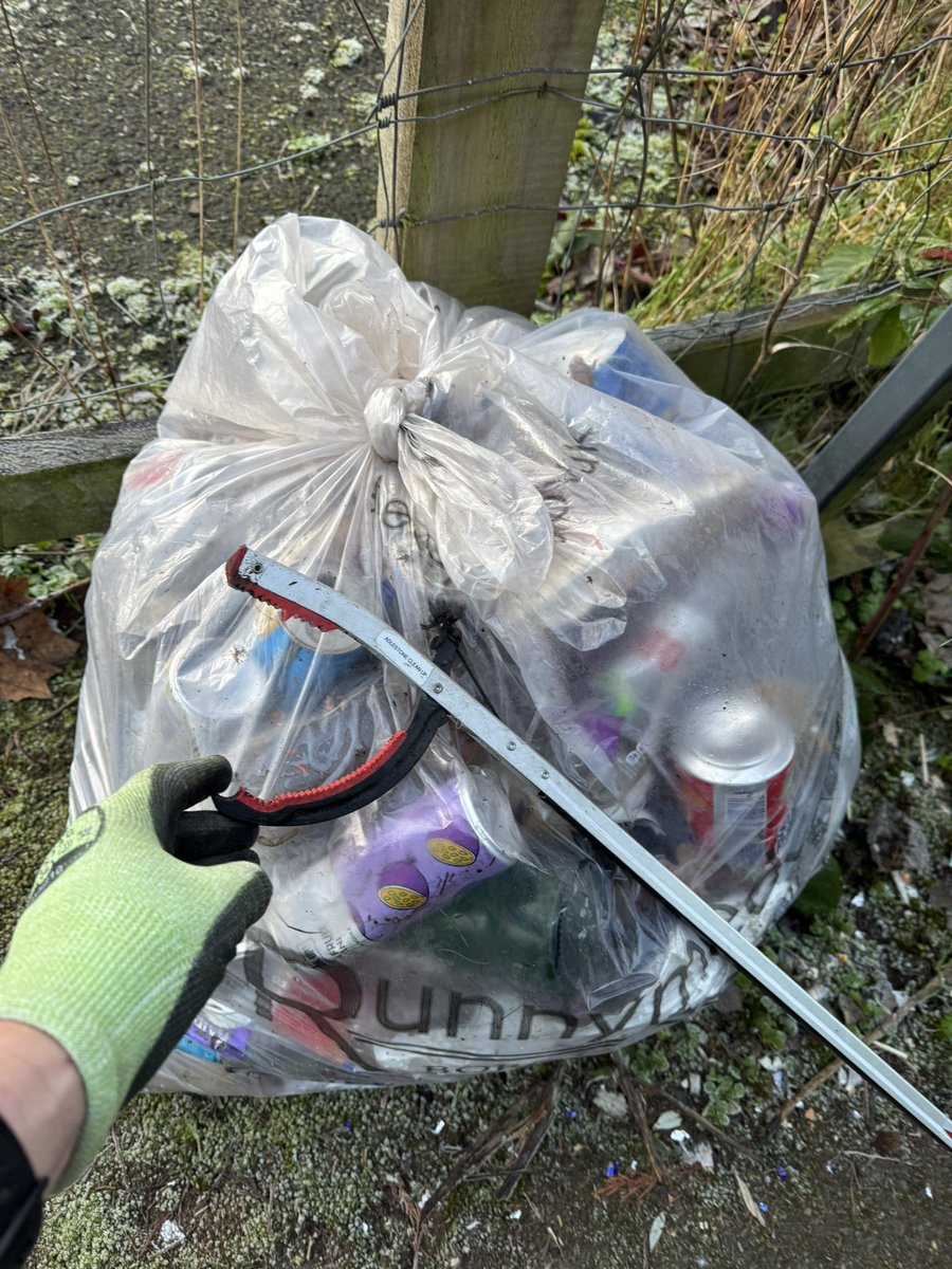 Chivers67's tweet photo. A great walk litter picking in Addlestone today. Three bags mostly of drink containers! Really is high time we had a #depositreturnscheme in the UK #ourlitterproblem #keepbritaintidy @KeepBritainTidy @RunnymedeBC @waddells74 https://t.co/p29lSD3WG6