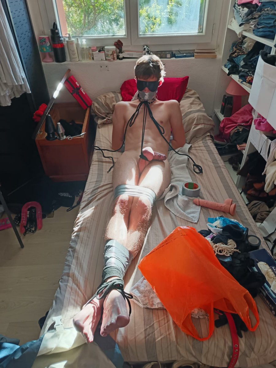 TiedAndGaggedRy's tweet photo. L'après-midi était... électrisant et tendu.  Je ne suis qu'un jouet qu'elle peut utiliser à sa guise 🥵 https://t.co/9TImMalQGb