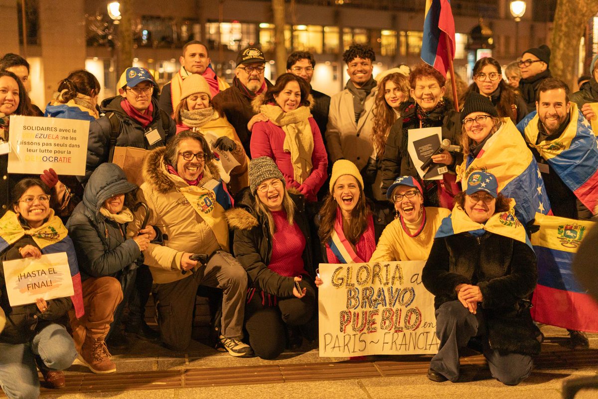 Sinmordaza's tweet photo. Desde París, Francia, los venezolanos se concentran en contra de la dictadura y la usurpación de la presidencia de la República por parte del régimen.

¡Venezuela tiene presidente constitucional, y se llama @EdmundoGU!

#GloriaBravoPueblo #El10DeEneroEsYA #CaminoALaLibertad #VenezuelaResiste