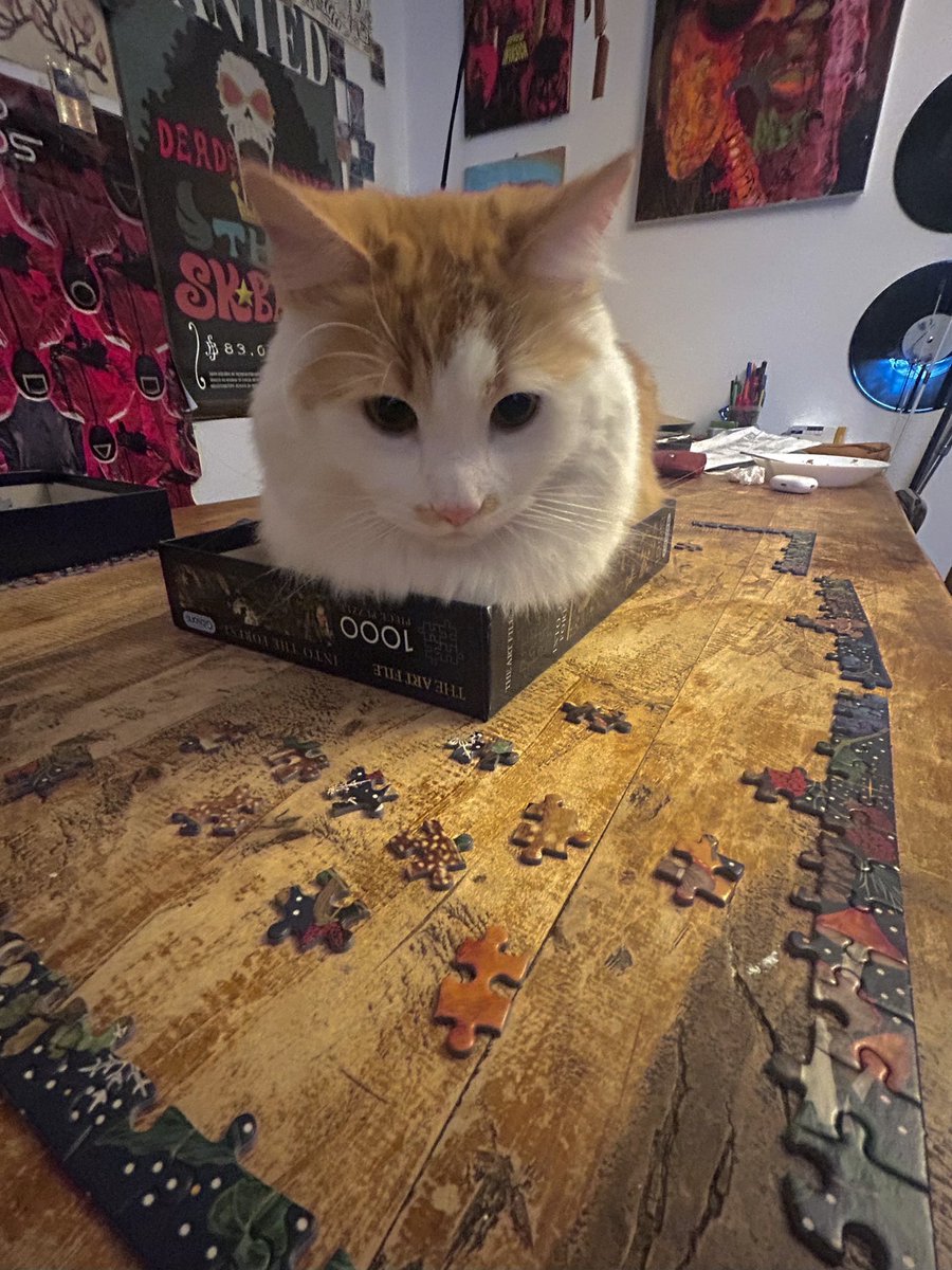 bebebiche's tweet photo. surimi maide à faire mon puzzle non je rigole il détruit tout et croque les pièces https://t.co/Zn0rqbLRLX